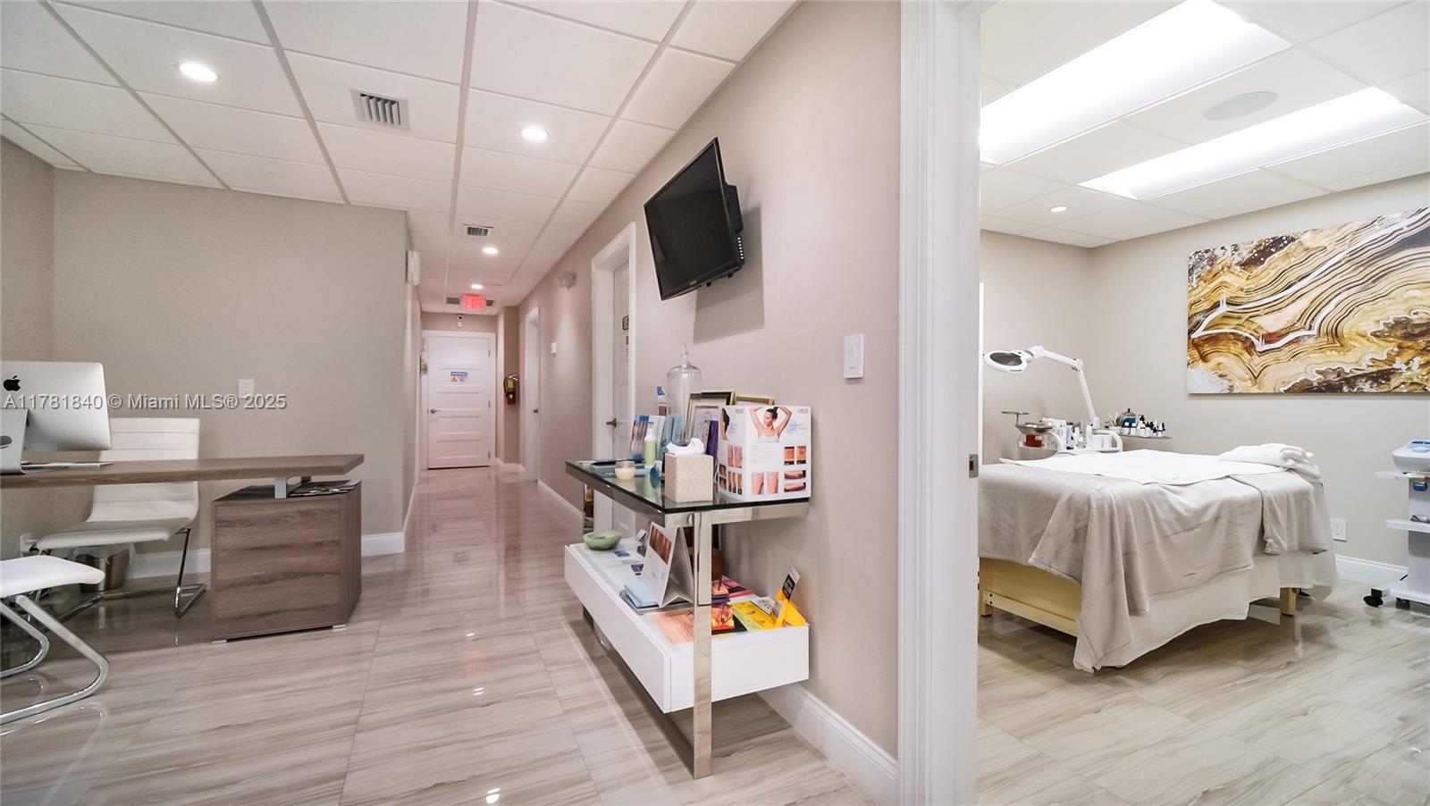 Commercial - фото