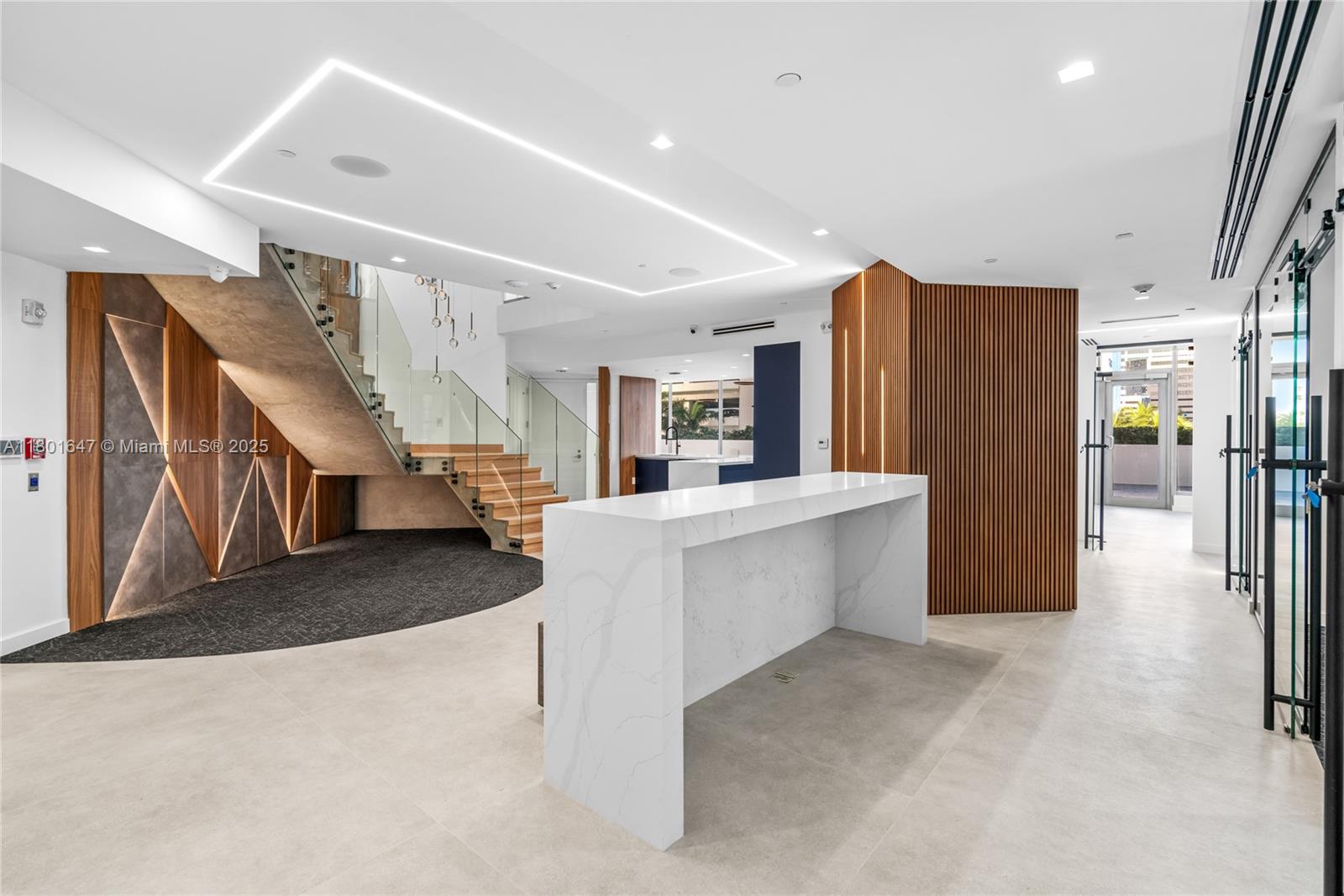 Commercial - фото