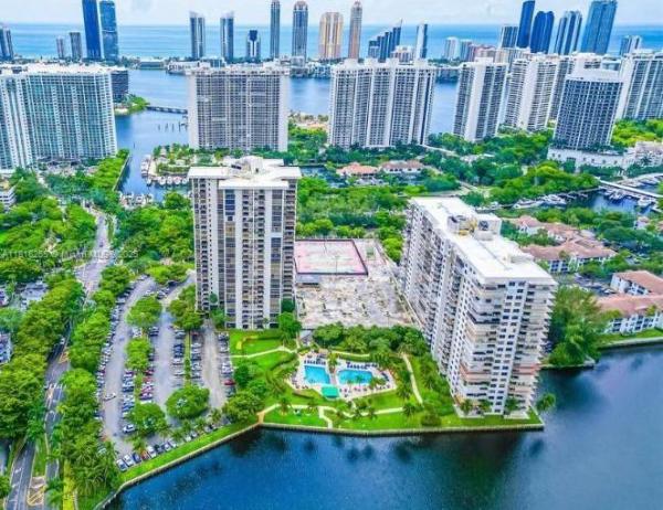 THE CLIPPER AT BISC COVE