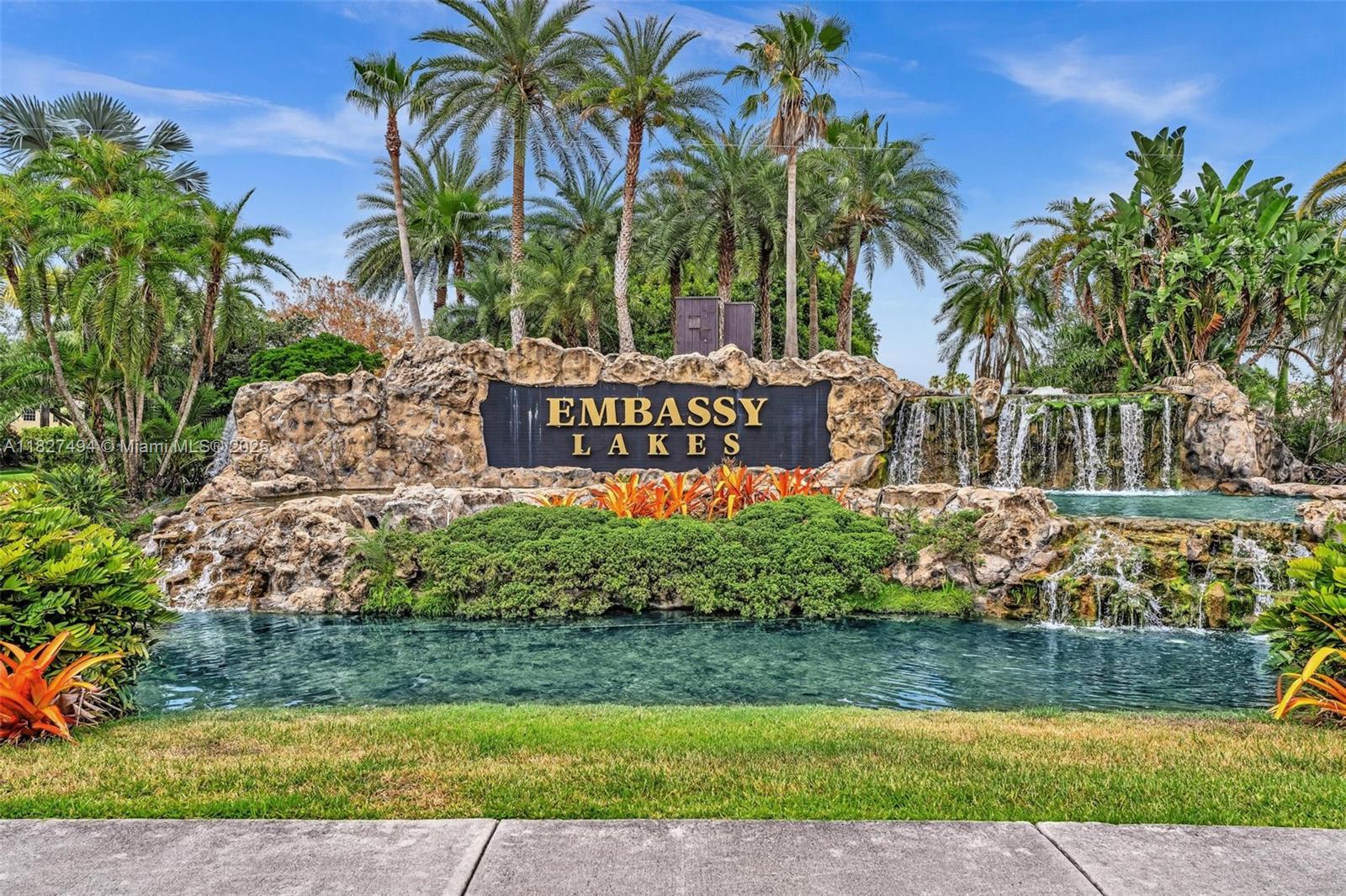 EMBASSY LAKES - фото