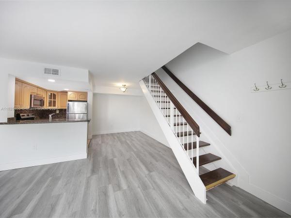 CORAL POINTE TOWNHOMES CO