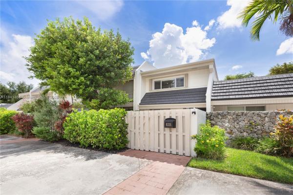 KINGS CREEK TOWNHOUSES