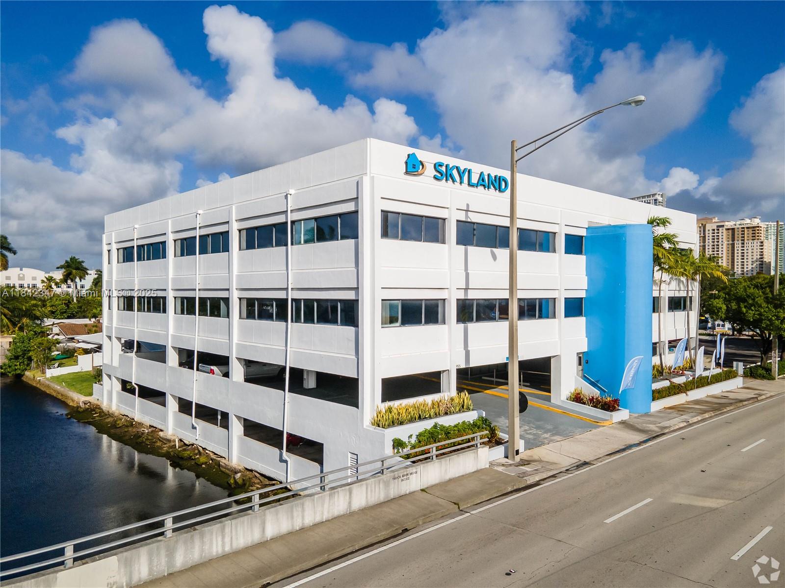 Commercial - фото