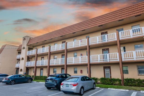 SUNRISE LAKES 70 CONDO