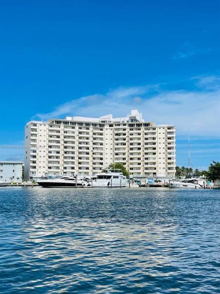 BAYSHORE YACHT & TENNIS C