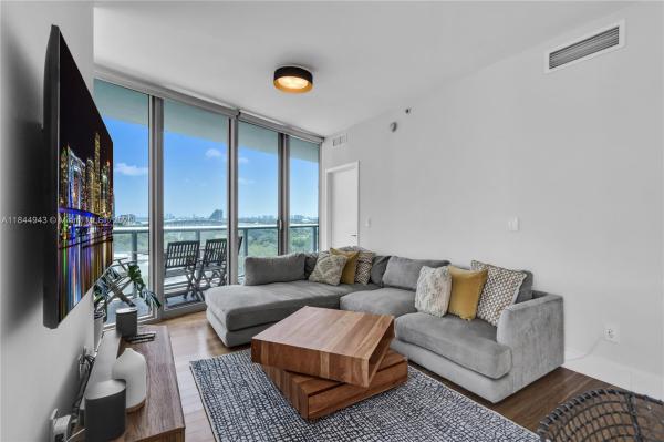 888 BISCAYNE BLVD #812, MIAMI, FL 33132