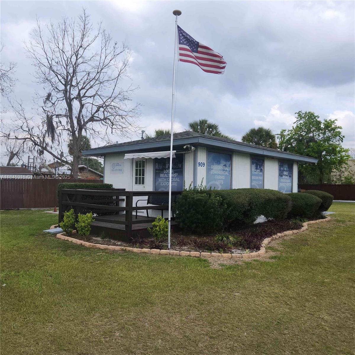 Commercial - фото