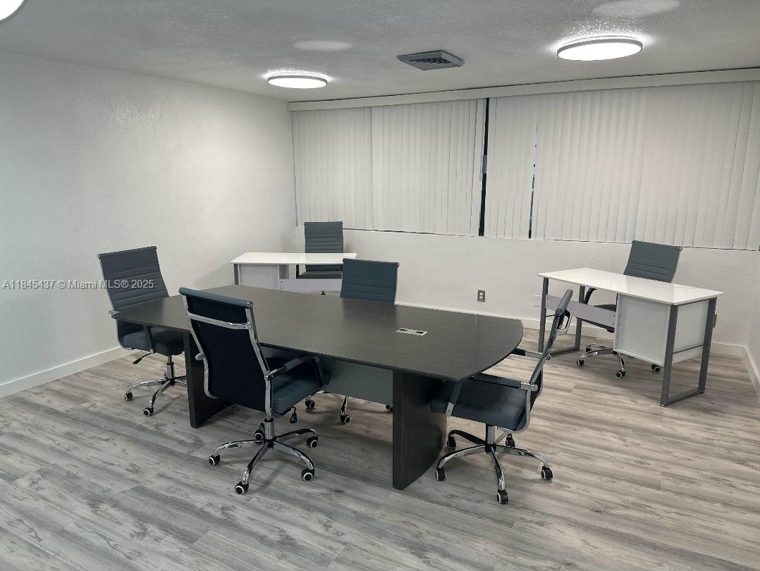 Commercial - фото