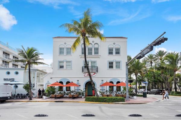THE STRAND ON OCEAN DRIVE