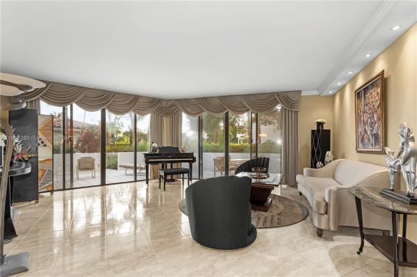 HAMPTONS WEST CONDO