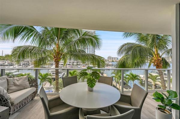 17111 BISCAYNE BLVD #207, NORTH MIAMI BEACH, FL 33160