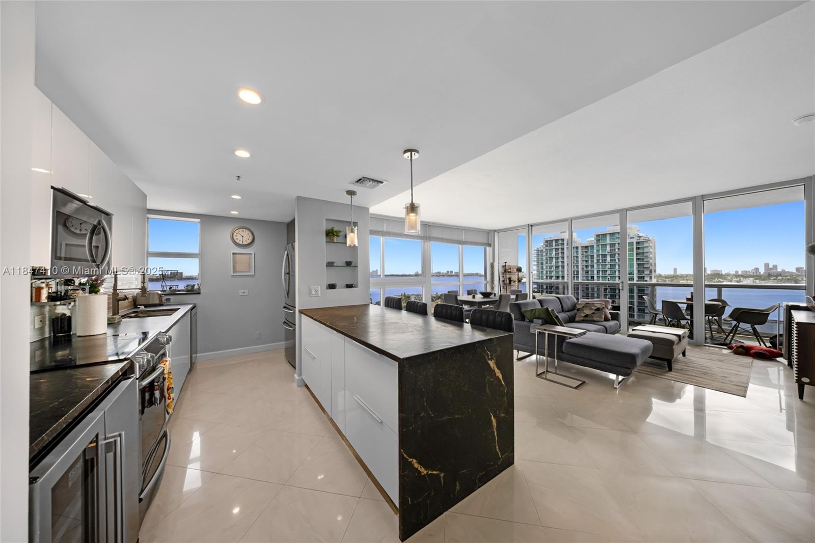 Blue Bay Tower - фото