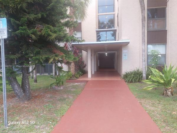 PROMENADE AT KENDALE LAKE