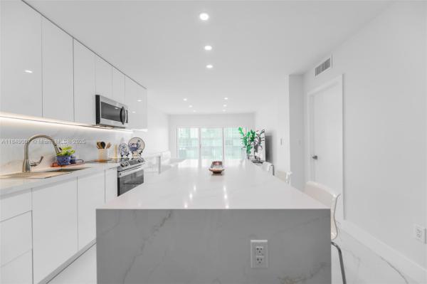 1950 S OCEAN DR #3D, HALLANDALE BEACH, FL 33009