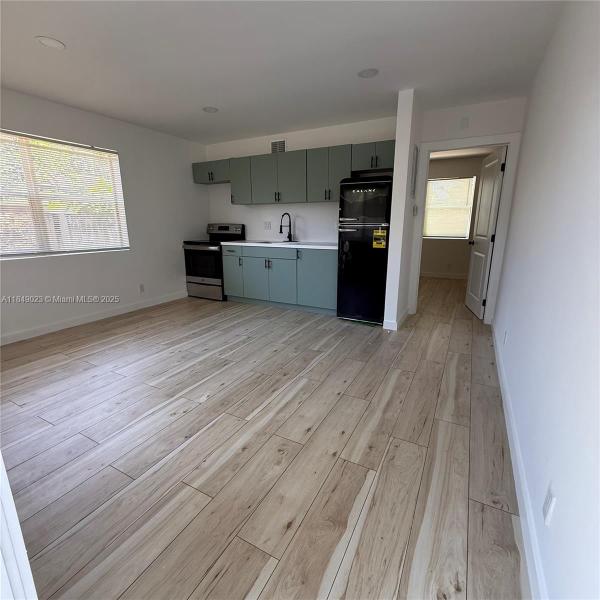 LAUDERDALE PARK 6-33 1/2