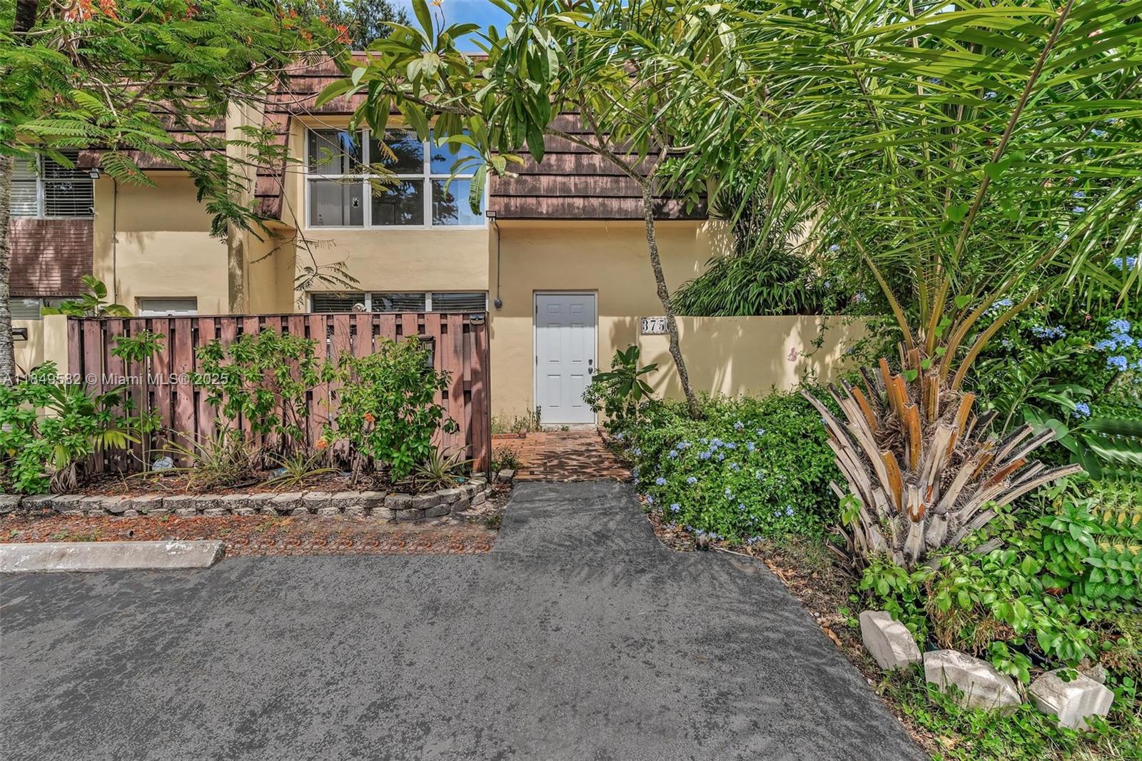 TOWNHOUSES AT NOVA - фото