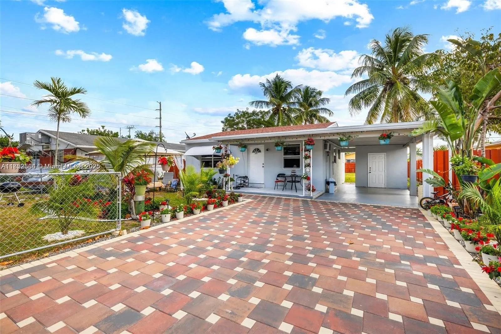 HOLLYWOOD PARK - фото