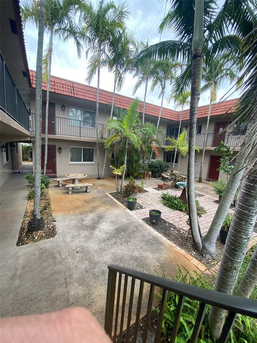 WINDSOR COURT CONDOMINIUM - фото