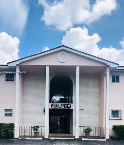 TOWN & COUNTRY APTS CONDO