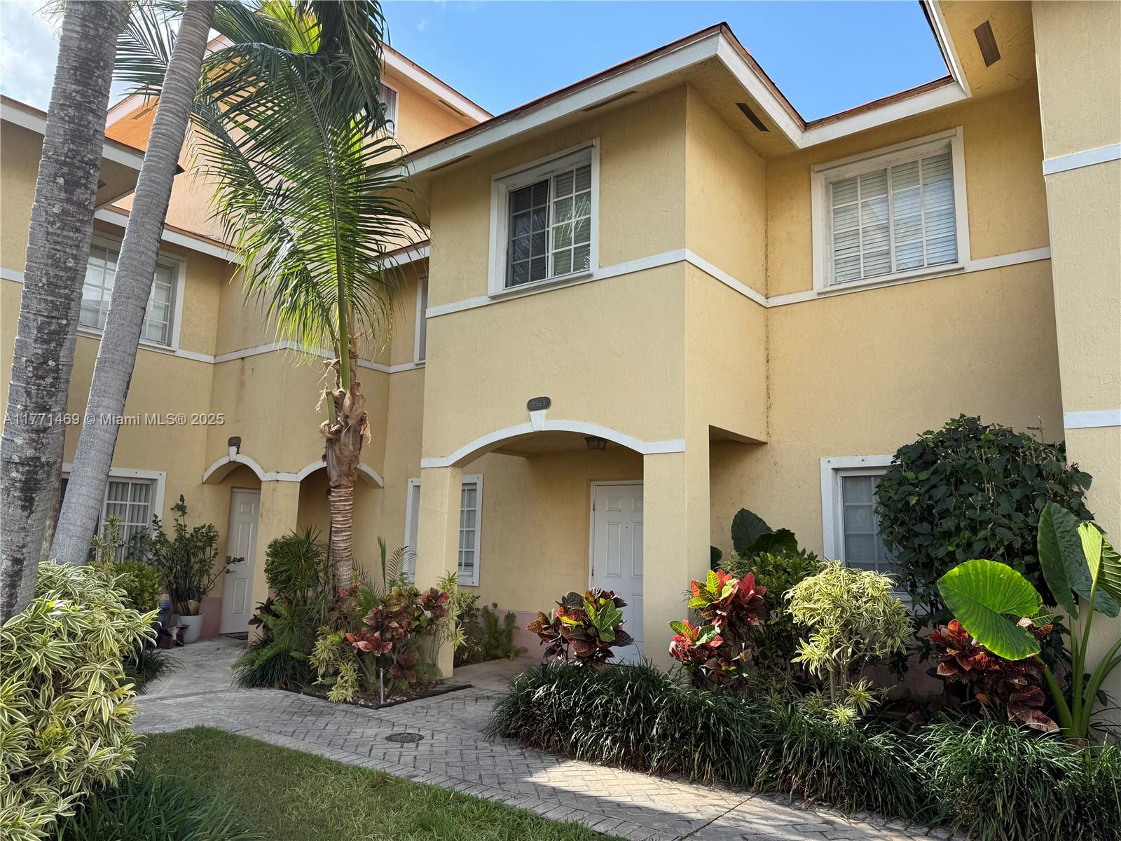 AQUA VISTA TOWNHOMES COND - фото