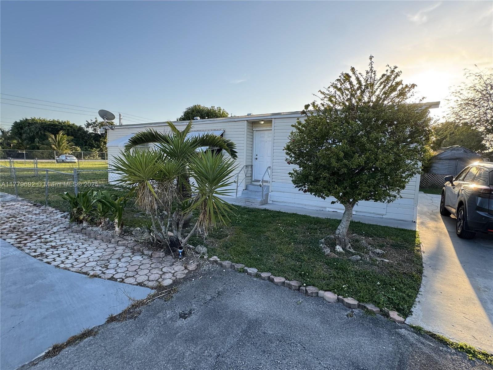 AMERICANA VILLAGE CONDO - фото