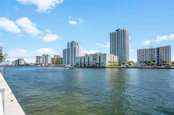 600 PARKVIEW DR #422(+DEN), HALLANDALE BEACH, FL 33009