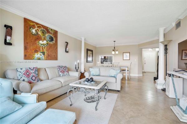 LAKES OF CARRIAGE HILLS