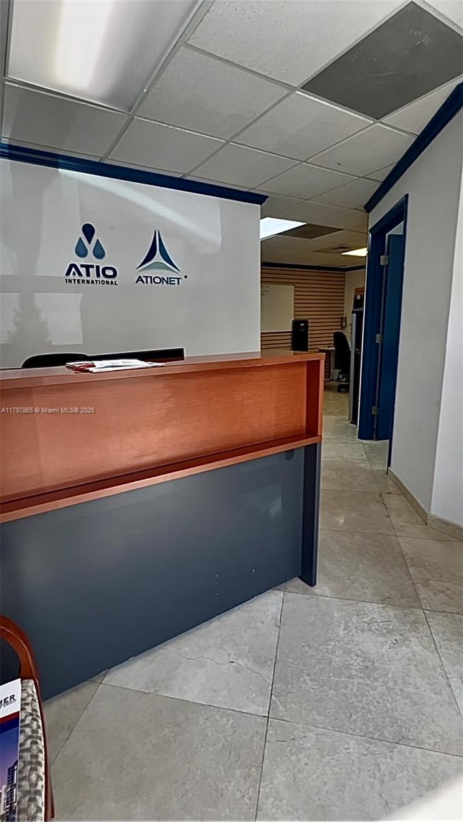 Commercial - фото