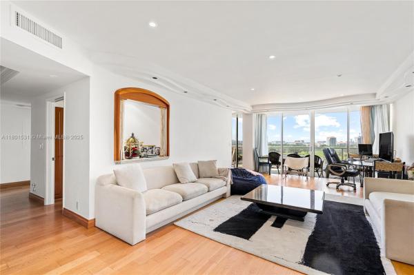 20281 E COUNTRY CLUB DR #909, AVENTURA, FL 33180