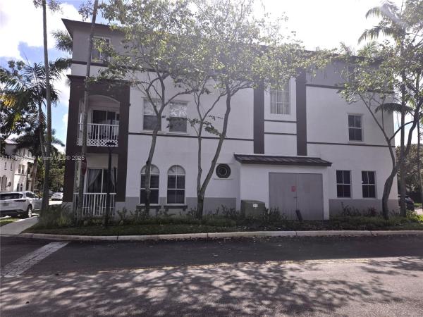 COURTYARDS ONE CONDO