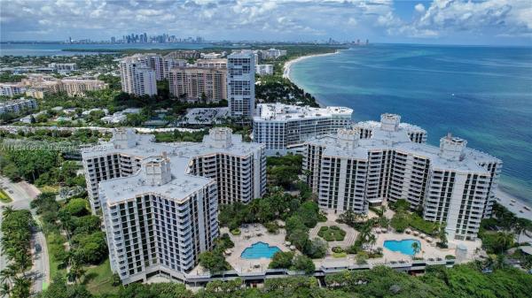 TOWERS OF KEY BISCAYNE CO