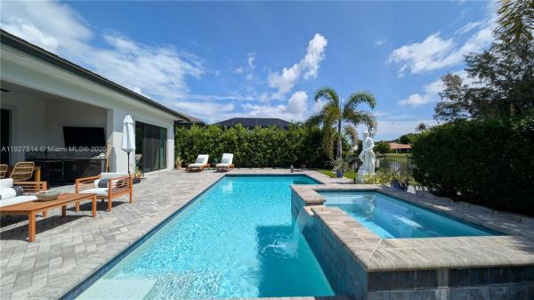 BANYAN CAY RESORT COMMUNI