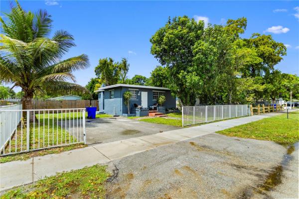 HOLLYWOOD COUNTRY ESTATES