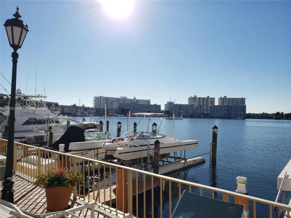 LAKE POINT TOWER CONDOMIN