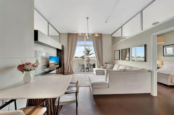 LOFTS AT HOLLYWOOD STATIO