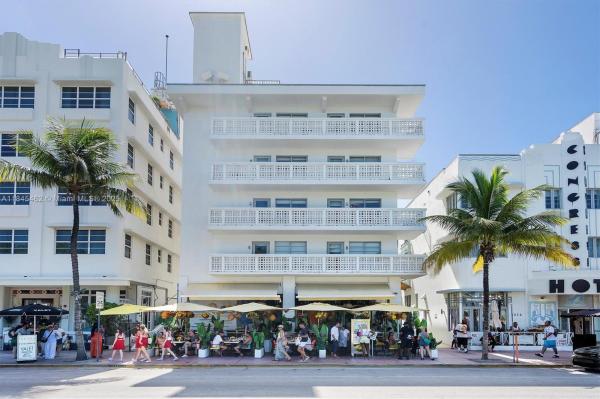 THE STRAND ON OCEAN DRIVE