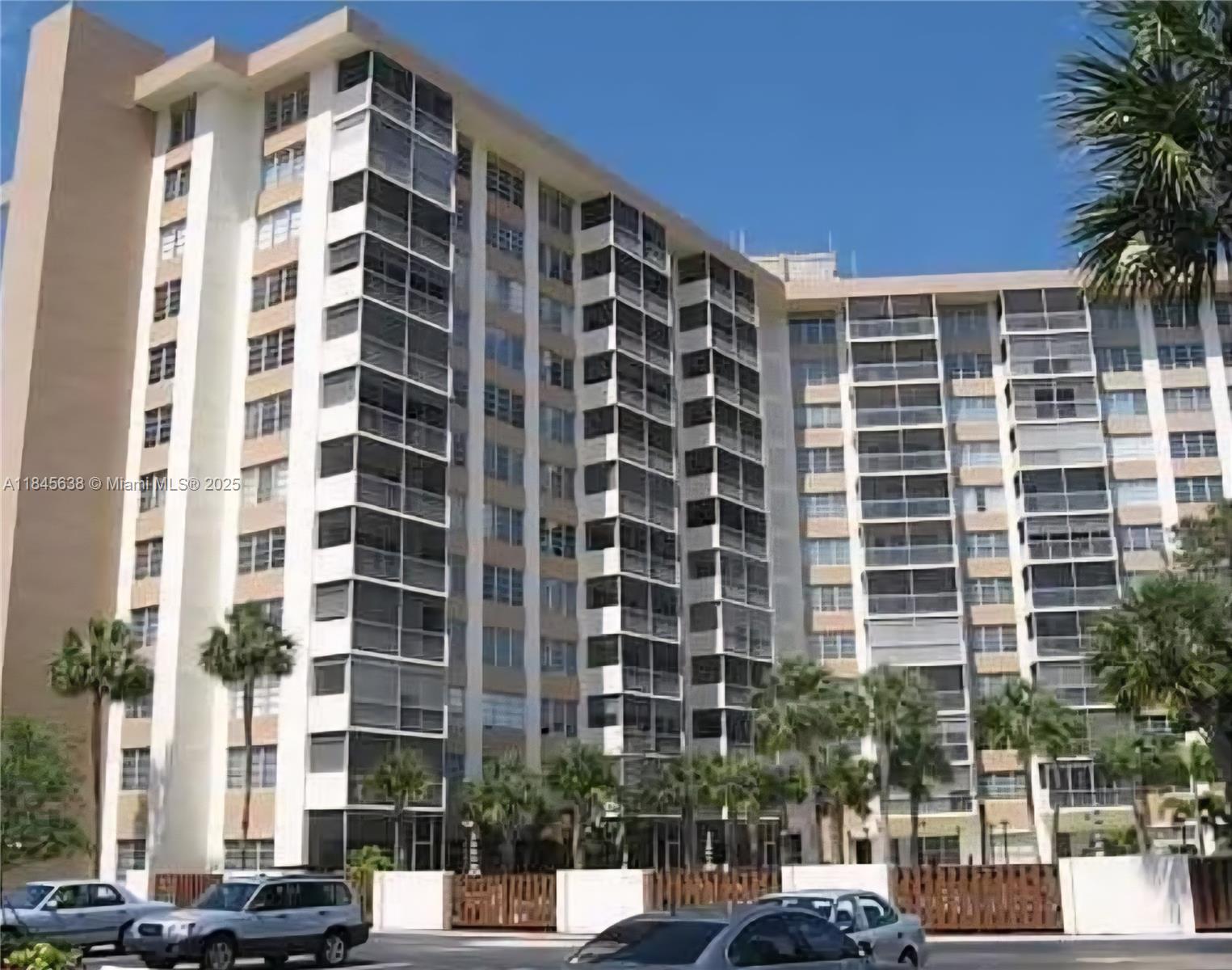 Country Club Tower - фото