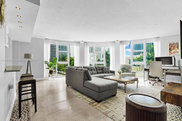1800 Biscayne Plaza