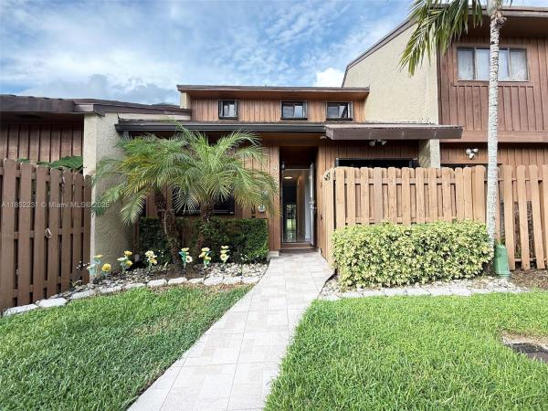 PINE ISLAND LAKES TOWNHOM