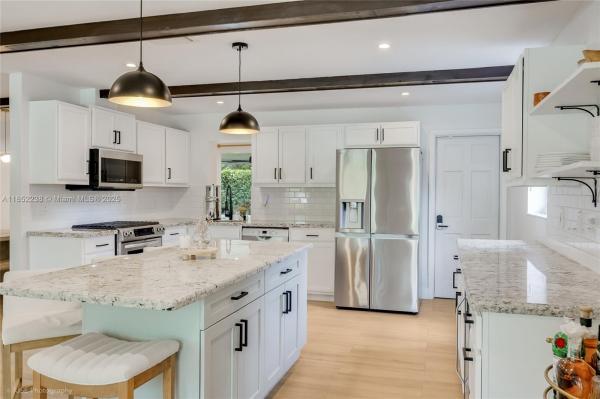 HOLLYWOOD LAKES SECTION