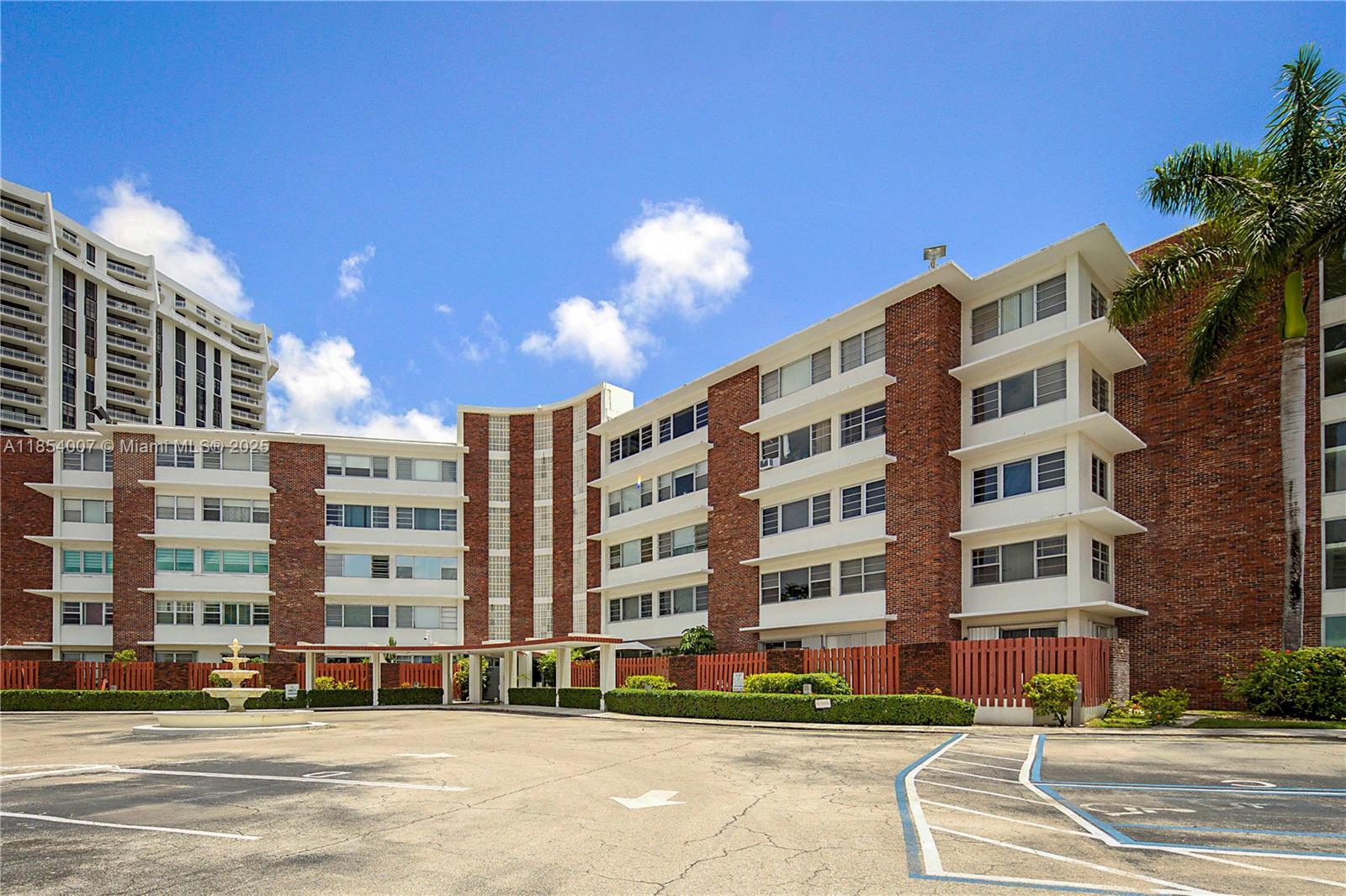 The Shores Condo - фото