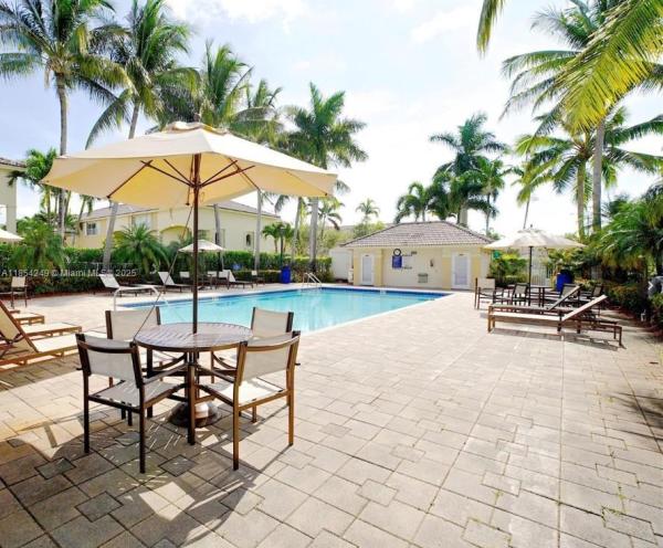DORAL SOUTHEAST PATIO-HOM