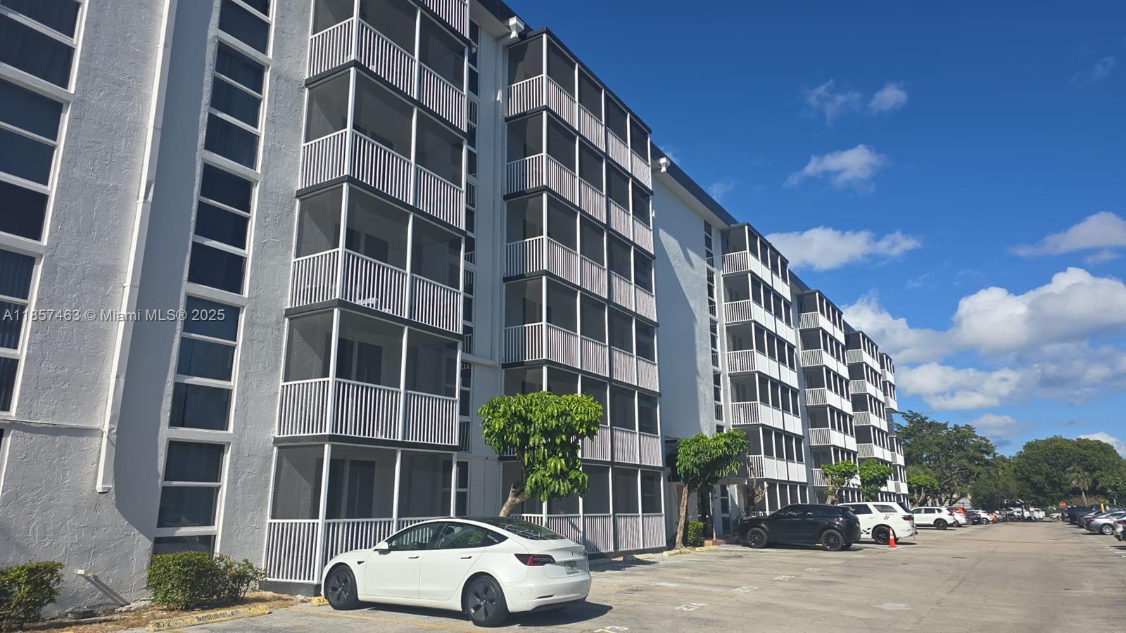 WOODSIDE APARTMENTS - фото