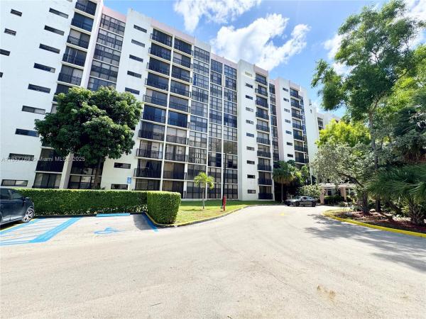 17011 N BAY RD #902, SUNNY ISLES BEACH, FL 33160