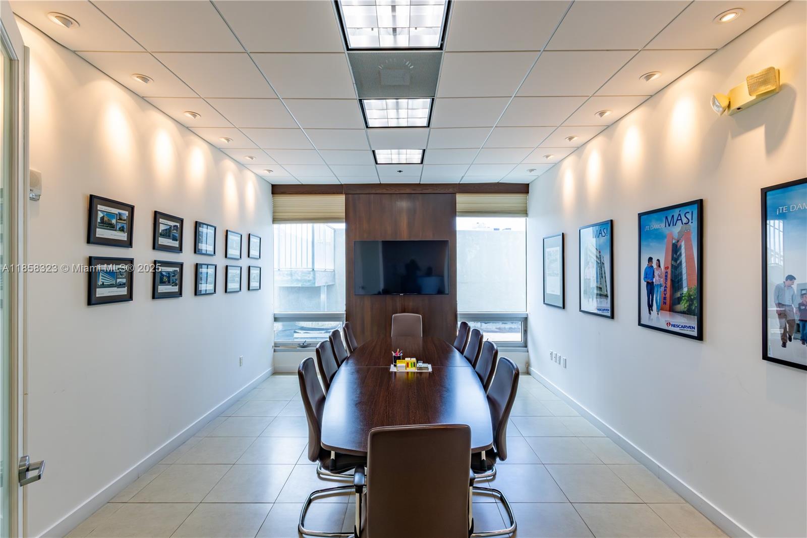 Commercial - фото