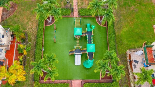 COURTYARDS AT KENDALL CON