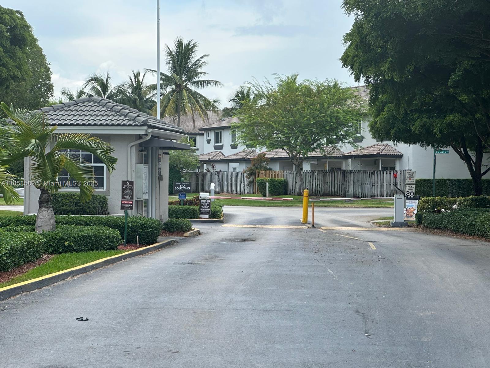 KEYS GATE CONDO NO THREE - фото