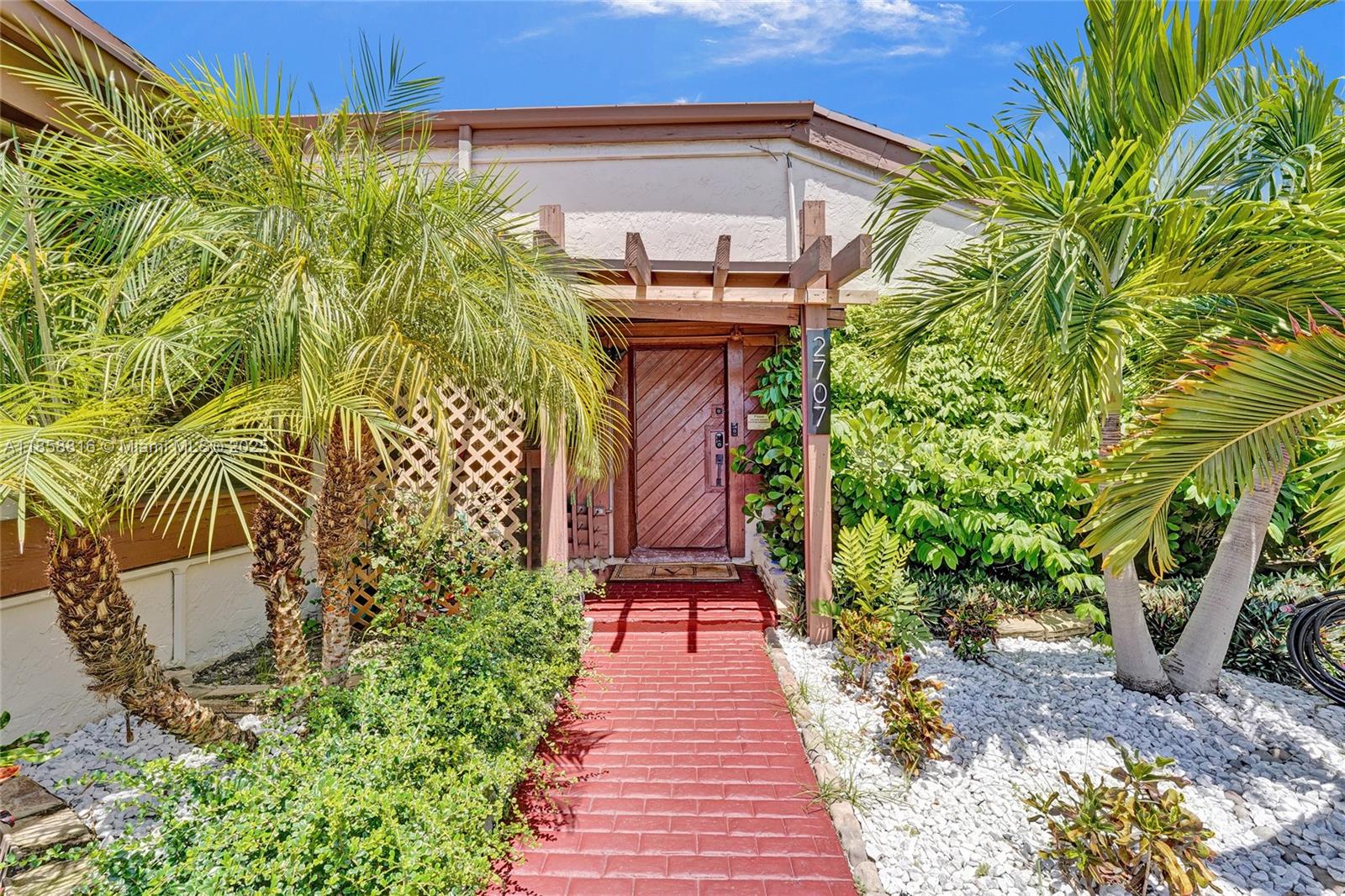 HARBOURWOOD VILLAS - фото