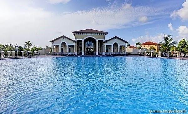 COURTS AT BAYSHORE - фото