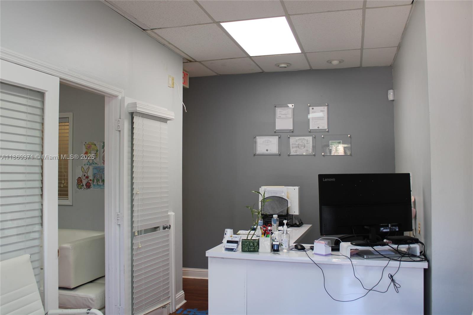 Commercial - фото